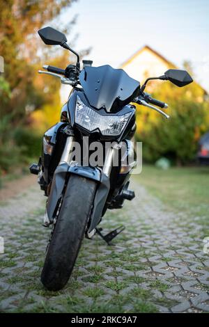 Ein Kawasaki Z1000 Motorrad, Nahaufnahme selektiver Fokus. Budapest. Ungarn. August. 2. 2023. Stockfoto