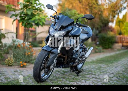 Ein Kawasaki Z1000 Motorrad, Nahaufnahme selektiver Fokus. Budapest. Ungarn. August. 2. 2023. Stockfoto