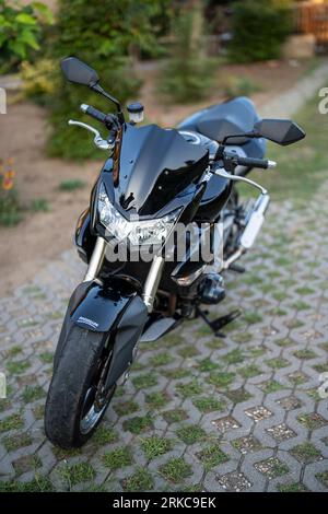 Ein Kawasaki Z1000 Motorrad, Nahaufnahme selektiver Fokus. Budapest. Ungarn. August. 2. 2023. Stockfoto