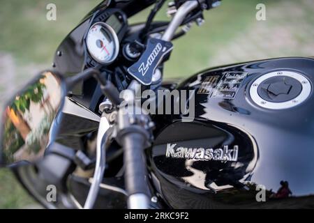 Ein Kawasaki Z1000 Motorrad, Nahaufnahme selektiver Fokus. Budapest. Ungarn. August. 2. 2023. Stockfoto
