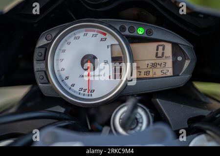 Ein Kawasaki Z1000 Motorrad, Nahaufnahme selektiver Fokus. Budapest. Ungarn. August. 2. 2023. Stockfoto