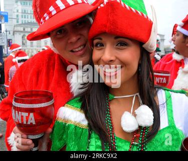 Bildnummer: 54709486  Datum: 04.12.2010  Copyright: imago/Xinhua SAN FRANCISCO, Dec. 5, 2010 (Xinhua) -- A couple dressed in Christmas costume take part in a parade held in San Francisco, the United States, Dec. 4, 2010. Hundreds of local residents Saturday took part in the annual Santa Claus parade held in San Francisco. (Xinhua/Liu Yilin)(axy) US-SAN FRANCISCO-SANTA CLAUS-PARADE PUBLICATIONxNOTxINxCHN Gesellschaft Weihnachten kbdig xmk 2010 quadrat o0 Kostüm    Bildnummer 54709486 Date 04 12 2010 Copyright Imago XINHUA San Francisco DEC 5 2010 XINHUA a COUPLE Dressed in Christmas costume Tak Stockfoto