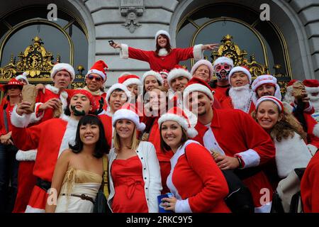 Bildnummer: 54709489 Datum: 04.12.2010 Copyright: imago/Xinhua SAN FRANCISCO, 5. Dezember 2010 (Xinhua) -- in Weihnachtskostüm gekleidet Nehmen Sie an einer Parade Teil, die am 4. Dezember 2010 in San Francisco, USA, stattfindet. Hunderte von Anwohnern nahmen am Samstag an der jährlichen Santa Claus Parade in San Francisco Teil. (Xinhua/Liu Yilin)(axy) US-SAN FRANCISCO-SANTA CLAUS-PARADE PUBLICATIONxNOTxINxCHN Gesellschaft Weihnachten kbdig xmk 2010 quer Highlight Premiumd o0 Kostüm totale Weihnachtsmann Nikolaus Bildnummer 54709489 Datum 04 12 2010 Copyright Imago XINHUA San Francisco DEC 5 2010 XINHUA Dre Stockfoto