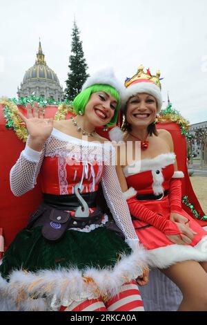 Bildnummer: 54709488 Datum: 04.12.2010 Copyright: imago/Xinhua SAN FRANCISCO, 5. Dezember 2010 (Xinhua) -- Frauen in Weihnachtskostümen nehmen an einer Parade Teil, die am 4. Dezember 2010 in San Francisco, USA, stattfindet. Hunderte von Anwohnern nahmen am Samstag an der jährlichen Santa Claus Parade in San Francisco Teil. (Xinhua/Liu Yilin)(axy) US-SAN FRANCISCO-SANTA CLAUS-PARADE PUBLICATIONxNOTxINxCHN Gesellschaft Weihnachten kbdig xmk 2010 hoch Highlight Premiumd o0 Kostüm Bildnummer 54709488 Datum 04 12 2010 Copyright Imago XINHUA San Francisco DEC 5 2010 XINHUA Frauen gekleidet in Weihnachten c Stockfoto