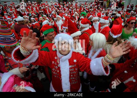 Bildnummer: 54709487  Datum: 04.12.2010  Copyright: imago/Xinhua SAN FRANCISCO, Dec. 5, 2010 (Xinhua) -- dressed in Christmas costume take part in a parade held in San Francisco, the United States, Dec. 4, 2010. Hundreds of local residents Saturday took part in the annual Santa Claus parade held in San Francisco. (Xinhua/Liu Yilin)(axy) US-SAN FRANCISCO-SANTA CLAUS-PARADE PUBLICATIONxNOTxINxCHN Gesellschaft Weihnachten kbdig xmk 2010 quer Highlight premiumd o0 Kostüm Totale Weihnachtsmann Nikolaus    Bildnummer 54709487 Date 04 12 2010 Copyright Imago XINHUA San Francisco DEC 5 2010 XINHUA Dre Stockfoto