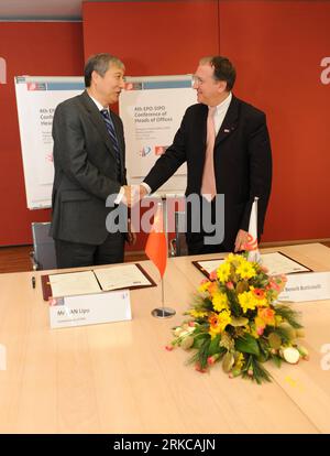 Bildnummer: 54716486  Datum: 07.12.2010  Copyright: imago/Xinhua VIENNA (Xinhua) -- Tian Lipu(L), director of China s State Intellectual Property Office(SIPO), shakes hands with Benoit Battistelli, President of European Patent Office (EPO) after signing an agreement in Vienna, capital of Austria, Dec. 7, 2010. China and European Union signed an Agreement on the exchange of priority document between SIPO and EPO, and EPO-SIPO Bilateral Co-operation Annual Work Plan 2011.(Xinhua/Xu Liang) AUSTRIA-EU-CHINA-PROPERTY-AGREEMENT PUBLICATIONxNOTxINxCHN People Politik kbdig xmk 2010 hoch    Bildnummer Stock Photo