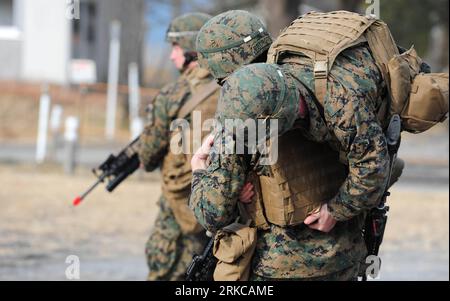 Bildnummer: 54716517  Datum: 07.12.2010  Copyright: imago/Xinhua KIRISHIMA (Xinhua) -- U.S. Marines carry mock wounded comrade during ground medical-aid training in Kirishima Training Area in southern Japan s Miyazaki Prefecture, Dec. 7, 2010. Japan and the United States launched a major ground training in Kirishima Training Area Tuesday, as part of the biggest-ever joint military exercises which kicked off in several places in Japan last Friday. (Xinhua/Ji Chunpeng)(zl) JAPAN-U.S.-MILITARY-DRILL PUBLICATIONxNOTxINxCHN Politik Militär Militärübung Armee Soldaten USA kbdig xmk 2010 quer o0 Berg Stock Photo