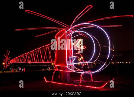 Bildnummer: 54718733  Datum: 06.12.2010  Copyright: imago/Xinhua (101208) -- TORONTO (CANADA), Dec. 8, 2010 (Xinhua) -- An illuminated work featuring Santa Claus driving a helicopter is seen at Waterfront Square of Burlington in Toronto, Canada, on Dec. 6, 2010. The city is in a festive mood as Christmas draws near. (Xinhua/Zou Zheng) (lr) CANADA-TORONTO-CHRISTMAS-COMING PUBLICATIONxNOTxINxCHN Gesellschaft kbdig xkg 2010 quer  o0 Deko, Weihnachtsdeko, Weihnachten, Weihnachtsbeleuchtung, Beleuchtung, Restlicht, Objekte, Hubschrauber    Bildnummer 54718733 Date 06 12 2010 Copyright Imago XINHUA Stock Photo