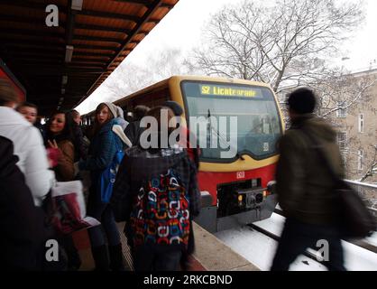 Bildnummer: 54727929 Datum: 09.12.2010 Copyright: imago/Xinhua (101209) -- BERLIN, 9. Dezember 2010 (Xinhua) -- Passagiere warten auf einen Zug im Schnee an einem Berliner Bahnhof, 9. Dezember 2010. (Xinhua/Luo Huanhuan) (yc) GERMANY-BERLIN-SNOW PUBLICATIONxNOTxINxCHN Gesellschaft Wetter Winter Jahreszeit Schnee kbdig xng 2010 quer o0 Verkehr, Bahn, ÖPNV, s-Bahn Bildnummer 54727929 Datum 09 12 2010 Copyright Imago XINHUA Berlin DEC 9 2010 XINHUA Passenger Wait for a Train in the Snow AT a City Railway Station in Berlin DEC 9 2010 XINHUA Luo HUANHUAN Germany Berlin Snow Stockfoto