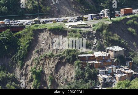 Bildnummer: 54736433 Datum: 09.12.2010 Copyright: imago/Xinhua (101210) -- CARACAS, 10. Dezember 2010 (Xinhua) -- die Szene nach einem Erdrutsch wird am 9. Dezember 2010 in Caracas, der Hauptstadt Venezuelas, gesehen. Venezuela hat aufgrund von starken Regenfällen Überschwemmungen und Erdrutsche in verschiedenen Gebieten des Landes erlebt, die als der schlimmste Fall des Landes seit mehr als einem Jahrzehnt gelten und mindestens 35 Tote und mehr als 100.000 Obdachlose gefordert haben. (Xinhua/Juan Carlos Hernandez) (lr) VENEZUELA-CARACAS-Erdrutsch PUBLICATIONxNOTxINxCHN Gesellschaft Erdrutsch kbdig xng 2010 quer o0 Naturkatastrophe, Schäden, Zerstörung, Totale Stockfoto