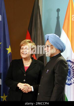 Bildnummer: 54740728  Datum: 11.12.2010  Copyright: imago/Xinhua (101211) -- BERLIN, Dec. 11, 2010 (Xinhua) -- German Chancellor Angela Merkel (L) shakes hands with Indian Prime Minister Manmohan Singh during a press conference after their meeting in Berlin, Germany, Dec. 11, 2010. The leaders of Germany and India pledged Saturday to expand bilateral trade by more than 50 percent in the next two years, while intensifying cooperation on transfer of high technology and the United Nations reform. (Xinhua/Luo Huanhuan) (zw) GERMANY-INDIA-MERKEL-SINGH PUBLICATIONxNOTxINxCHN People Politik premiumd Stock Photo