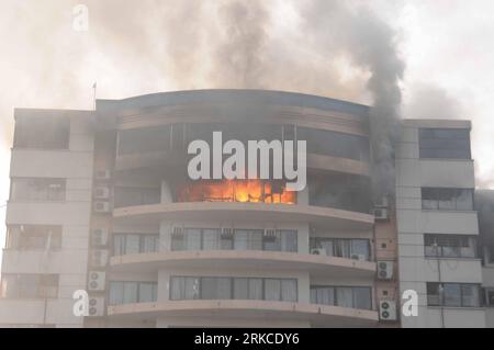 Bildnummer: 54748790  Datum: 14.12.2010  Copyright: imago/Xinhua DHAKA, Dec. 14, 2010 (Xinhua) -- Photo taken on Dec. 14, 2010 shows the building of a garment factory on fire in Ashulia, the outskirts of Dhaka, capital of Bangladesh. At least 20 were killed and dozens were injured in the devastating fire. (Xinhua/Shariful Islam) (ypf) BANGLADESH-FACTORY-FIRE PUBLICATIONxNOTxINxCHN Gesellschaft Feuer Brand kbdig xcb 2010 quer o0 Gebäude Rauch Qualm    Bildnummer 54748790 Date 14 12 2010 Copyright Imago XINHUA Dhaka DEC 14 2010 XINHUA Photo Taken ON DEC 14 2010 Shows The Building of a Garment Fa Stockfoto