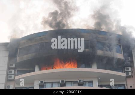 Bildnummer: 54748792  Datum: 14.12.2010  Copyright: imago/Xinhua DHAKA, Dec. 14, 2010 (Xinhua) -- Photo taken on Dec. 14, 2010 shows the burning building of a garment factory in Ashulia, the outskirts of Dhaka, capital of Bangladesh. At least 20 were killed and dozens were injured in the devastating fire. (Xinhua/Shariful Islam) (ypf) BANGLADESH-FACTORY-FIRE PUBLICATIONxNOTxINxCHN Gesellschaft Feuer Brand kbdig xcb 2010 quer o0 Gebäude Rauch Qualm    Bildnummer 54748792 Date 14 12 2010 Copyright Imago XINHUA Dhaka DEC 14 2010 XINHUA Photo Taken ON DEC 14 2010 Shows The Burning Building of a Ga Stockfoto
