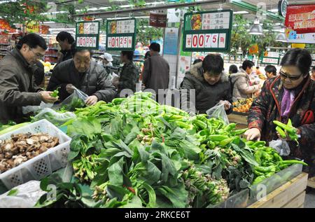 Bildnummer: 54750863  Datum: 11.12.2010  Copyright: imago/Xinhua (101215) -- BINZHOU, Dec. 15, 2010 (Xinhua) -- Residents select vegetables at a supermarket in Binzhou City of east China s Shandong Province, Dec. 11, 2010. Prices of vegetables in China fell for a fifth week since the start of November this year, as combined price declines reached 17.4 percent during the period, a report by the Ministry of Commerce said on Tuesday. During Dec. 6 to 12, prices of 18 types of vegetables in 36 major cities of China fell by 3.6 percent compared to the previous week, and fell by 4.5 percent year on Stock Photo