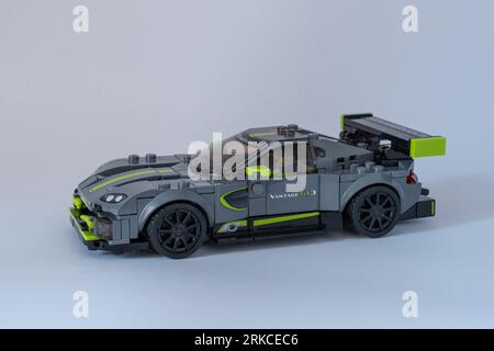 Doha, Katar - 24. August 2023: LEGO Speed Champions Aston Martin Vantage GT3 Auto isoliert auf weißem Hintergrund. Stockfoto