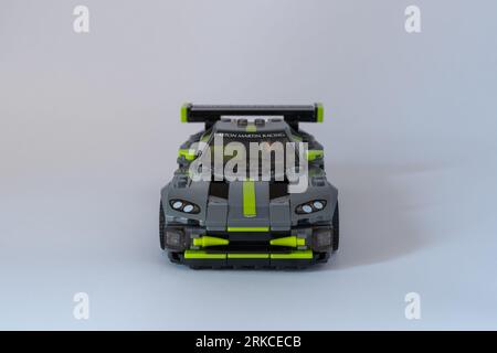 Doha, Katar - 24. August 2023: LEGO Speed Champions Aston Martin Vantage GT3 Auto isoliert auf weißem Hintergrund. Stockfoto