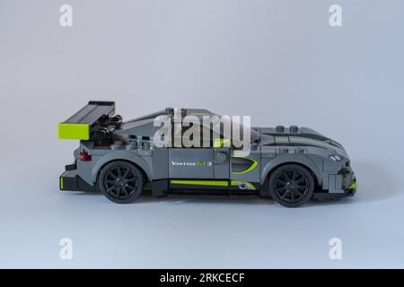 Doha, Katar - 24. August 2023: LEGO Speed Champions Aston Martin Vantage GT3 Auto isoliert auf weißem Hintergrund. Stockfoto