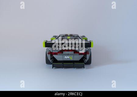 Doha, Katar - 24. August 2023: LEGO Speed Champions Aston Martin Vantage GT3 Auto isoliert auf weißem Hintergrund. Stockfoto