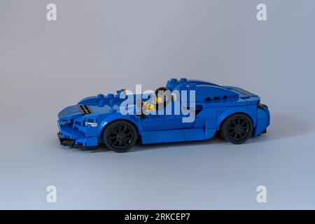 Doha, Katar - 24. August 2023: LEGO Speed Champions McLaren Elva Auto isoliert auf weißem Hintergrund. Stockfoto