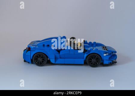 Doha, Katar - 24. August 2023: LEGO Speed Champions McLaren Elva Auto isoliert auf weißem Hintergrund. Stockfoto