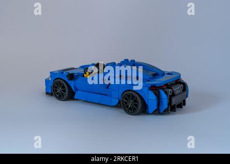 Doha, Katar - 24. August 2023: LEGO Speed Champions McLaren Elva Auto isoliert auf weißem Hintergrund. Stockfoto