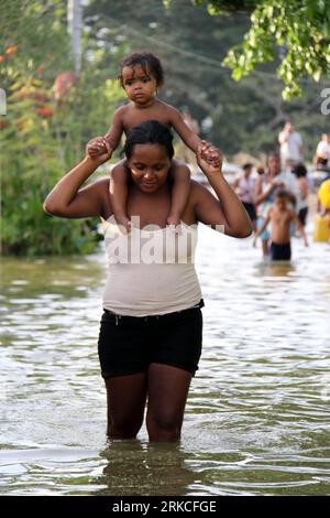 Bildnummer: 54760381  Datum: 17.12.2010  Copyright: imago/Xinhua (101218) -- BOLIVAR PROVINCE, Dec. 18, 2010 (Xinhua) -- A woman, with a child on shoulders, trudges in water in Soplavientos of Bolivar Province, Colombia, Dec. 17, 2010. Floods and landslides triggered by heavy downpours this winter have left nearly 260 dead, 75 missing and 2 million homeless in 28 of the 32 provinces in the country. (Xinhua/Huang Yongxian) (lyi) COLOMBIA-FLOOD PUBLICATIONxNOTxINxCHN Gesellschaft Naturkatastrophe Hochwasser Flut Kolumbien kbdig xng 2010 hoch premiumd o0 Mutter Kind huckepack    Bildnummer 547603 Stock Photo