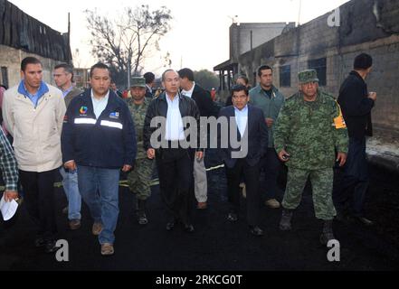 Bildnummer: 54761555  Datum: 19.12.2010  Copyright: imago/Xinhua (101220) -- SAN MARTIN TEXMELUCAN, Dec. 20, 2010 (Xinhua) -- Mexican President Felipe Calderon (C) inspects the explosion site of a Petroleos Mexicanos (PEMEX) pipeline in the village of San Martin Texmelucan in Puebla State, Mexico, on Dec. 19, 2010. The death toll of an oil pipeline explosion in central Mexico rose to 27 with 52 injuries, state-run energy giant Petroleos Mexicanos (PEMEX) said in a statement on Sunday. (Xinhua/Rafael Murillo)(sss) MEXICO-PIPELINE-EXPLOSION PUBLICATIONxNOTxINxCHN Gesellschaft Explosion Ölpipelin Stockfoto