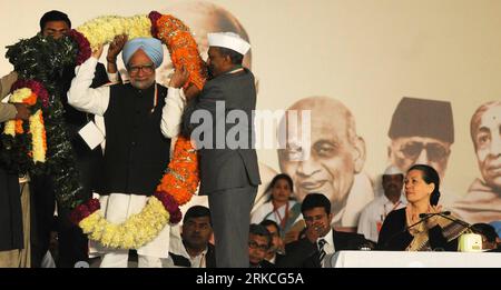 Bildnummer: 54761629  Datum: 19.12.2010  Copyright: imago/Xinhua (101220) -- QIONGHAI, Dec. 20, 2010 (Xinhua) -- Prime Minsiter of India and the leader of the Congress party Manmohan Singh(L) is garlanded during the 83rd plenary session of Indian National Congres in New Delhi on December 19, 2010. (Xinhua/Partha Sarkar) INDIA-POLITICS-CONGRESS PUBLICATIONxNOTxINxCHN Politik People kbdig xng 2010 quer     Bildnummer 54761629 Date 19 12 2010 Copyright Imago XINHUA  Qionghai DEC 20 2010 XINHUA Prime minsiter of India and The Leader of The Congress Party Manmohan Singh l IS  during The 83rd Plenar Stock Photo