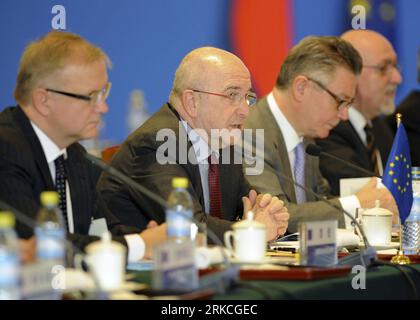 Bildnummer: 54762913  Datum: 21.12.2010  Copyright: imago/Xinhua (101221) -- BEIJING, Dec. 21, 2010 (Xinhua) -- European Commission Vice President in charge of competition policy Joaquin Almunia (2nd L) speaks during the Third China-EU High Level Economic and Trade Dialogue in Beijing, capital of China, Dec. 21, 2010. The dialogue is co-chaired by Chinese Vice Premier Wang Qishan and European Commission Vice President in charge of competition policy Joaquin Almunia, Trade Commissioner Karel De Gucht as well as Commissioner for Economic and Monetary Affairs Olli Rehn. (Xinhua/Xie Huanchi) (wyo) Stock Photo