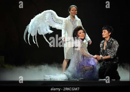 Bildnummer: 54764810  Datum: 21.12.2010  Copyright: imago/Xinhua (101222) -- DONGGUAN, Dec. 22, 2010 (Xinhua) -- Singers perform on stage during a dress rehearsal of music drama Fall In Love With Teresa Teng in Dongguan, south China s Guangdong Province, Dec. 21, 2010. The original musical is due to be put on stage in Hong Kong on Dec. 30 in memory of Teresa Teng, a Taiwanese love song singer who passed away 15 years ago. (Xinhua/Yang Guang) (ljh) CHINA-DONGGUAN-MUSIC DRAMA-DRESS REHEARSAL (CN) PUBLICATIONxNOTxINxCHN People Kultur Musik Aktion kbdig xmk 2010 quer  o0 Musical    Bildnummer 5476 Stockfoto