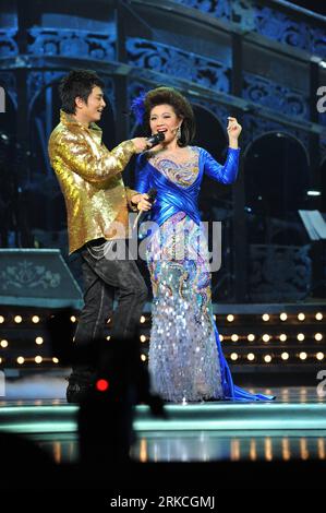 Bildnummer: 54764809  Datum: 21.12.2010  Copyright: imago/Xinhua (101222) -- DONGGUAN, Dec. 22, 2010 (Xinhua) -- Singers perform on stage during a dress rehearsal of music drama Fall In Love With Teresa Teng in Dongguan, south China s Guangdong Province, Dec. 21, 2010. The original musical is due to be put on stage in Hong Kong on Dec. 30 in memory of Teresa Teng, a Taiwanese love song singer who passed away 15 years ago. (Xinhua/Yang Guang) (ljh) CHINA-DONGGUAN-MUSIC DRAMA-DRESS REHEARSAL (CN) PUBLICATIONxNOTxINxCHN People Kultur Musik Aktion kbdig xmk 2010 hoch  o0 Musical    Bildnummer 5476 Stockfoto