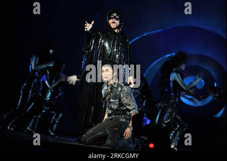 Bildnummer: 54764805  Datum: 21.12.2010  Copyright: imago/Xinhua (101222) -- DONGGUAN, Dec. 22, 2010 (Xinhua) -- Singers perform on stage during a dress rehearsal of music drama Fall In Love With Teresa Teng in Dongguan, south China s Guangdong Province, Dec. 21, 2010. The original musical is due to be put on stage in Hong Kong on Dec. 30 in memory of Teresa Teng, a Taiwanese love song singer who passed away 15 years ago. (Xinhua/Yang Guang) (ljh) CHINA-DONGGUAN-MUSIC DRAMA-DRESS REHEARSAL (CN) PUBLICATIONxNOTxINxCHN People Kultur Musik Aktion kbdig xmk 2010 quer o0 Musical    Bildnummer 54764 Stockfoto