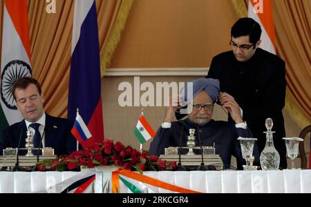 Bildnummer: 54765072  Datum: 21.12.2010  Copyright: imago/Xinhua (101221) -- NEW DELHI, Dec. 21, 2010 (Xinhua) -- Indian Prime Minister Manmohan Singh (2nd R) and visiting Russian President Dmitry Medvedev (L) attend a Joint Press Conference at Hyderabad House in New Delhi, India, Dec. 21, 2010. India and Russia Tuesday inked 30 pacts in defense, nuclear and space, and signed two framework agreements on setting up of two more nuclear reactors in this country, said Indian officials.(Xinhua/Partha Sarkar)(zl) INDIA-RUSSIA-POLITICS PUBLICATIONxNOTxINxCHN People Politik kbdig xmk 2010 quer premium Stock Photo