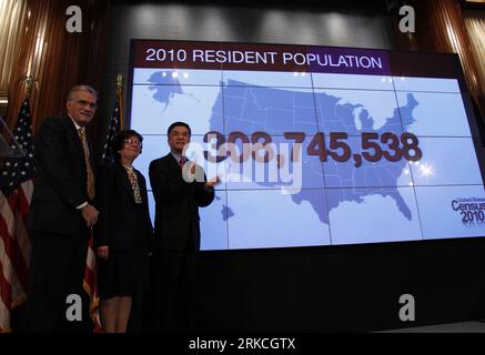 Bildnummer: 54765057  Datum: 21.12.2010  Copyright: imago/Xinhua (101221) -- WASHINGTON D.C., Dec. 21, 2010 (Xinhua) -- (L to R) Director of U.S. Census Bureau Robert Groves, Acting Deputy Commerce Secretary Rebecca Blank and U.S. Commerce Secretary Gary Locke attend a presentation of the 2010 Census U.S. population in Washington D.C., capital of the Untied States, Dec. 21, 2010. The U.S. population grew 9.7 percent over the last decade, the slowest growth since the 1930s, the Census Bureau said on Tuesday. (Xinhua/Wang Fengfeng) (wjd) US-CENSUS-POPULATION-RISE PUBLICATIONxNOTxINxCHN People Po Stock Photo