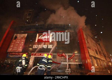 Bildnummer: 54769682  Datum: 25.12.2010  Copyright: imago/Xinhua (101225) -- JINHUA, Dec. 25, 2010 (Xinhua) -- Firefighters extinguish blaze in downtown Jinhua City, east China s Zhejiang Province, Dec. 25, 2010. Fire engulfed a store of GOME, China s leading electric appliance franchiser Friday night. No casualties were reported up to 22:42. (Xinhua) (lb)  CHINA-ZHEJIANG-JINHUA-ACCIDENT-FIRE (CN) PUBLICATIONxNOTxINxCHN Gesellschaft Wirtschaft Brand Feuer Fabrik kbdig xmk 2010 quer    Bildnummer 54769682 Date 25 12 2010 Copyright Imago XINHUA  Jinhua DEC 25 2010 XINHUA Firefighters extinguishe Stock Photo