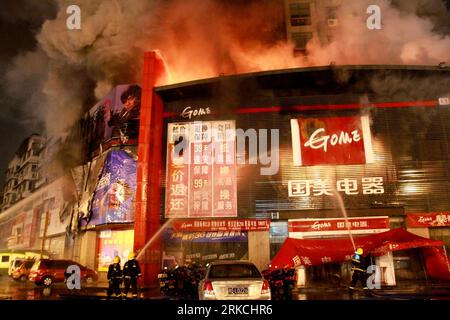 Bildnummer: 54769681  Datum: 25.12.2010  Copyright: imago/Xinhua (101225) -- JINHUA, Dec. 25, 2010 (Xinhua) -- Firefighters extinguish blaze in downtown Jinhua City, east China s Zhejiang Province, Dec. 25, 2010. Fire engulfed a store of GOME, China s leading electric appliance franchiser Friday night. No casualties were reported up to 22:42. (Xinhua) (lb)  CHINA-ZHEJIANG-JINHUA-ACCIDENT-FIRE (CN) PUBLICATIONxNOTxINxCHN Gesellschaft Wirtschaft Brand Feuer Fabrik kbdig xmk 2010 quer    Bildnummer 54769681 Date 25 12 2010 Copyright Imago XINHUA  Jinhua DEC 25 2010 XINHUA Firefighters extinguishe Stock Photo