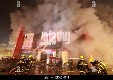 Bildnummer: 54769684  Datum: 25.12.2010  Copyright: imago/Xinhua (101225) -- JINHUA, Dec. 25, 2010 (Xinhua) -- Firefighters extinguish blaze in downtown Jinhua City, east China s Zhejiang Province, Dec. 25, 2010. Fire engulfed a store of GOME, China s leading electric appliance franchiser Friday night. No casualties were reported up to 22:42. (Xinhua) (lb)  CHINA-ZHEJIANG-JINHUA-ACCIDENT-FIRE (CN) PUBLICATIONxNOTxINxCHN Gesellschaft Wirtschaft Brand Feuer Fabrik kbdig xmk 2010 quer    Bildnummer 54769684 Date 25 12 2010 Copyright Imago XINHUA  Jinhua DEC 25 2010 XINHUA Firefighters extinguishe Stock Photo