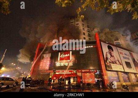 Bildnummer: 54769683 Datum: 25.12.2010 Copyright: imago/Xinhua (101225) -- JINHUA, Dez. 25, 2010 (Xinhua) -- Feuerwehren löschen Flammen in der Innenstadt von Jinhua, ostchinesische Provinz Zhejiang, Dez. 25, 2010. Feuer verschlang einen Laden von GOME, Chinas führender Franchise für Elektrogeräte, Freitagabend. Bis 22:42. Wurden keine Todesfälle gemeldet. (Xinhua) (LB) CHINA-ZHEJIANG-JINHUA-ACCIDENT-FIRE (CN) PUBLICATIONxNOTxINxCHN Gesellschaft Wirtschaft Brand Feuer Fabrik kbdig xmk 2010 quer Bildnummer 54769683 Datum 25 12 2010 Copyright Imago XINHUA JINHUA DEC 25 2010 XINHUA Firefighters extinguishe Stockfoto