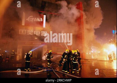 Bildnummer: 54769685  Datum: 25.12.2010  Copyright: imago/Xinhua (101225) -- JINHUA, Dec. 25, 2010 (Xinhua) -- Firefighters extinguish blaze in downtown Jinhua City, east China s Zhejiang Province, Dec. 25, 2010. Fire engulfed a store of GOME, China s leading electric appliance franchiser Friday night. No casualties were reported up to 22:42. (Xinhua) (lb)  CHINA-ZHEJIANG-JINHUA-ACCIDENT-FIRE (CN) PUBLICATIONxNOTxINxCHN Gesellschaft Wirtschaft Brand Feuer Fabrik kbdig xmk 2010 quer    Bildnummer 54769685 Date 25 12 2010 Copyright Imago XINHUA  Jinhua DEC 25 2010 XINHUA Firefighters extinguishe Stock Photo