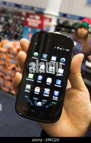 Bildnummer: 54769852  Datum: 24.12.2010  Copyright: imago/Xinhua (101225) -- NEW YORK, Dec. 25, 2010 (Xinhua) -- A customer uses Google s newly released smart phone Nexus S in a Best Buy electronics store in New York, the United States, Dec. 24, 2010. Google recently unveiled an updated version of the Android mobile operating system along with the new smart phone Nexus S running it. Nexus S has a built-in NFC (Near Field Communication) hardware that lets the user to read information from NFC tags. NFC is a wireless standard which enables the exchange of data between devices over about a 10 cen Stock Photo