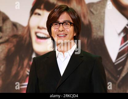 Bildnummer: 54771287  Datum: 27.12.2010  Copyright: imago/Xinhua (101227) -- SEOUL, Dec. 27, 2010 (Xinhua) -- South Korean actor Bae Yong-joon attends a production report conference of the TV drama Dream High at Kintex in Gyeonggi province of South Korea, Dec. 27, 2010. (Xinhua/Park Jin-hee) (zyw) SOUTH KOREA-SEOUL-DREAM HIGH-BAE YONG-JOON PUBLICATIONxNOTxINxCHN People Kultur Film Südkorea kbdig xmk 2010 quer     Bildnummer 54771287 Date 27 12 2010 Copyright Imago XINHUA  Seoul DEC 27 2010 XINHUA South Korean Actor BAe Yong Joon Attends a Production Report Conference of The TV Drama Dream High Stockfoto