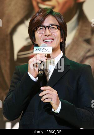 Bildnummer: 54771289  Datum: 27.12.2010  Copyright: imago/Xinhua (101227) -- SEOUL, Dec. 27, 2010 (Xinhua) -- South Korean actor Bae Yong-joon attends a production report conference of the TV drama Dream High at Kintex in Gyeonggi province of South Korea, Dec. 27, 2010. (Xinhua/Park Jin-hee) (zyw) SOUTH KOREA-SEOUL-DREAM HIGH-BAE YONG-JOON PUBLICATIONxNOTxINxCHN People Kultur Film Südkorea kbdig xmk 2010 hoch     Bildnummer 54771289 Date 27 12 2010 Copyright Imago XINHUA  Seoul DEC 27 2010 XINHUA South Korean Actor BAe Yong Joon Attends a Production Report Conference of The TV Drama Dream High Stockfoto