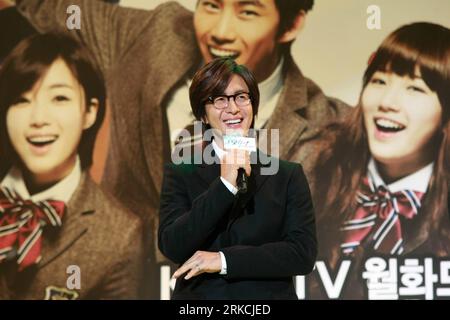 Bildnummer: 54771288  Datum: 27.12.2010  Copyright: imago/Xinhua (101227) -- SEOUL, Dec. 27, 2010 (Xinhua) -- South Korean actor Bae Yong-joon attends a production report conference of the TV drama Dream High at Kintex in Gyeonggi province of South Korea, Dec. 27, 2010. (Xinhua/Park Jin-hee) (zyw) SOUTH KOREA-SEOUL-DREAM HIGH-BAE YONG-JOON PUBLICATIONxNOTxINxCHN People Kultur Film Südkorea kbdig xmk 2010 quer     Bildnummer 54771288 Date 27 12 2010 Copyright Imago XINHUA  Seoul DEC 27 2010 XINHUA South Korean Actor BAe Yong Joon Attends a Production Report Conference of The TV Drama Dream High Stockfoto