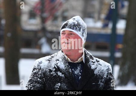 Bildnummer: 54773089  Datum: 27.12.2010  Copyright: imago/Xinhua NEW YORK, Dec. 28, 2010 (Xinhua) -- A man walks through in New York s Central Park, Dec. 27, 2010. New York bore the brunt as heavy snow began falling late Sunday morning and is expected to last into Monday morning, possibly piling up 38 to 50 cm of snow amid 64 to 96 kph gale. More than 1,000 flights have been canceled in major area airports of LaGuardia, Newark and JFK airports. (Xinhua/Wu Kaixiang) (zyw) US-NEW YORK-SNOW PUBLICATIONxNOTxINxCHN Gesellschaft Jahreszeit Winter Schnee kbdig xmk 2010 quer o0 Mann    Bildnummer 5477 Stock Photo