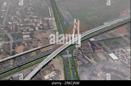 Bildnummer: 54773150  Datum: 28.07.2010  Copyright: imago/Xinhua GUANGZHOU, Dec. 28, 2010 (Xinhua) -- File photo shows an effect picture of a railway cable-stayed bridge over Suiyan Road in Guangzhou, capital of south China s Guangdong Province. The concreting of lower beam of main tower of the 415.2-meter-long railway cable-stayed bridge was finished on Tuesday. The construction of the bridge is a control project of the Guiyang-Guangzhou and Nanning-Guangzhou railway line. (Xinhua) (mcg) CHINA-GUANGZHOU-RAILWAY BRIDGE (CN) PUBLICATIONxNOTxINxCHN Gesellschaft Wirtschaft Verkehr Strasse Bahn Ei Stockfoto
