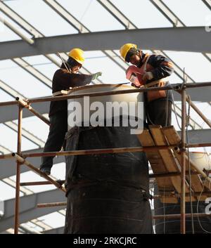 Bildnummer: 54773145  Datum: 28.12.2010  Copyright: imago/Xinhua TIANJIN, Dec. 28, 2010 (Xinhua) -- Workers have welding operation at the construction site of Tianjin west railway station in north China s Tianjin Municipality, Dec. 28, 2010. The interior decoration of the railway station has been started recently. (Xinhua/Liu Haifeng)(mcg) CHINA-TIANJIN-WEST RAILWAY STATION (CN) PUBLICATIONxNOTxINxCHN Gesellschaft Wirtschaft Verkehr Strasse Bahn Eisenbahn Baustelle Bauarbeiten kbdig xmk 2010 quadrat o0 Gesellschaft Arbeitswelten Bauarbeiter    Bildnummer 54773145 Date 28 12 2010 Copyright Imag Stock Photo