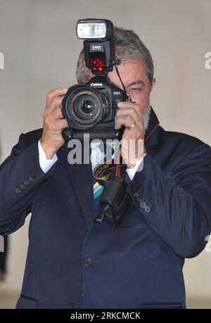 Bildnummer: 54780970  Datum: 15.04.2010  Copyright: imago/Xinhua (110102) -- BEIJING, Jan. 2,  (Xinhua) -- File photo taken on April 15, 2010 shows Luiz Inacio Lula da Silva takes pictures of the media with the camera of his official photographer prior to the BRIC summit in Brasilia, capital of Brazil. (Xinhua/Song Weiwei) (lr) BRAZIL-LUIZ INACIO LULA DA SILVA-LEAVING OFFICE PUBLICATIONxNOTxINxCHN People Politik Amtsübergabe kbdig xsp  hoch  o0 kurios, Komik, Fotoapparat, Fotokamera, canon, eos-1    Bildnummer 54780970 Date 15 04 2010 Copyright Imago XINHUA  Beijing Jan 2 XINHUA File Photo Tak Stock Photo