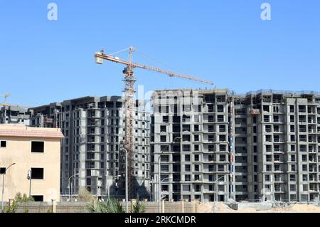 Giza, Ägypten, 19. August 2023: Neues Wohnhochhaus in Ägypten, Immobilienentwicklung, Wohnungsbau und Wohnungen, modernes Projekt, Baustelle von Stockfoto