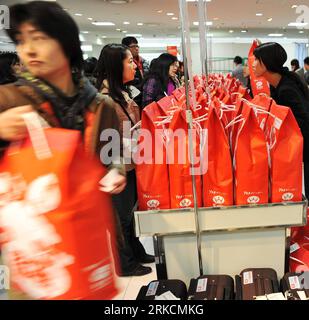 Bildnummer: 54781229  Datum: 02.01.2011  Copyright: imago/Xinhua (110101) -- TOKYO, Jan. 2, 2011 (Xinhua) -- Customers choose Fukubukuro bags or Lucky Bags in a store in Tokyo, Japan, Jan. 2, 2011. Fukubukro is a Japanese New Year s Day custom in which merchants make Lucky Bags filled with unknown random contents including foods and articles for daily use and sell them for a substantial discount. (Xinhua/Ji Chunpeng) (jl) JAPAN-TOKYO-FUKUBUKURO-SALES PUBLICATIONxNOTxINxCHN Wirtschaft kbdig xsk 2011 quadrat  o0 Einzelhandel, Glückstüte, Überraschungstüte    Bildnummer 54781229 Date 02 01 2011 C Stock Photo