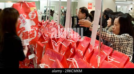 Bildnummer: 54781230  Datum: 02.01.2011  Copyright: imago/Xinhua (110101) -- TOKYO, Jan. 2, 2011 (Xinhua) -- Customers choose Fukubukuro bags or Lucky Bags in a store in Tokyo, Japan, Jan. 2, 2011. Fukubukro is a Japanese New Year s Day custom in which merchants make Lucky Bags filled with unknown random contents including foods and articles for daily use and sell them for a substantial discount. (Xinhua/Ji Chunpeng) (jl) JAPAN-TOKYO-FUKUBUKURO-SALES PUBLICATIONxNOTxINxCHN Wirtschaft kbdig xsk 2011 quer  o0 Einzelhandel, Glückstüte, Überraschungstüte    Bildnummer 54781230 Date 02 01 2011 Copy Stock Photo